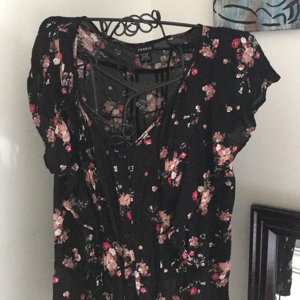 NWOT Torrid 0 floral black shirt sleeve shirt